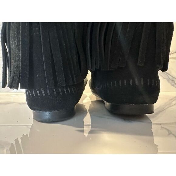 Minnetonka Women’s 3 Layer Black Fringe Boots - Picture 3 of 7